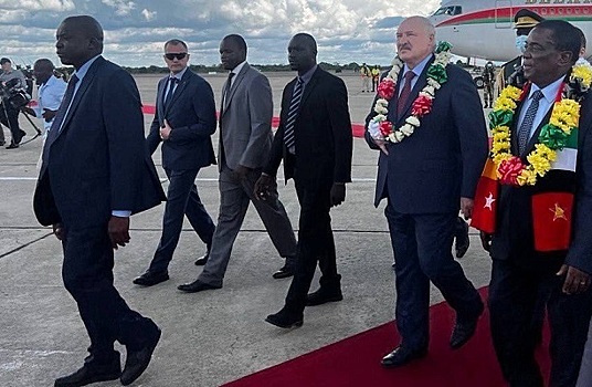 Лукашенко в Зимбабве встретили африканскими плясками. Видео