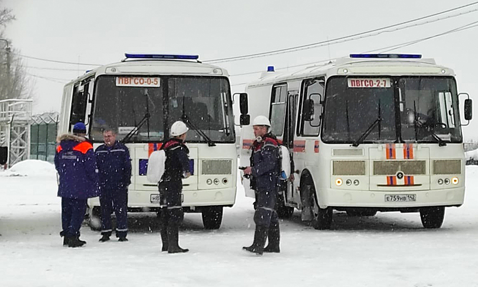 Сотрудники МЧС выдвинулись на место, однако их работе мешает сильное задымление.