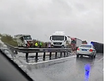 Под Каменском столкнулись два грузовика, иномарку задело осколками