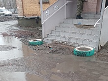 Чтобы не болели: жители Новошахтинска вынуждены пробираться в больницу через огромные лужи