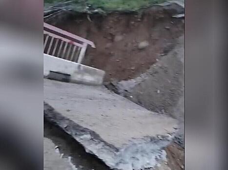 Мост обрушился через реку Кемен