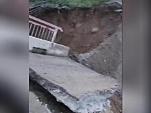 Мост обрушился через реку Кемен