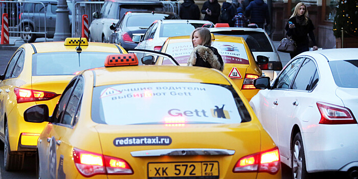 Почему растут цены на такси и как сэкономить на поездке в новогоднюю ночь?