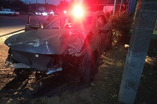 В Калининске водитель Audi протаранил столб и сбил пешехода