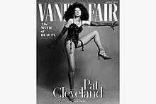 73-летняя супермодель снялась для Vanity Fair в прозрачном наряде