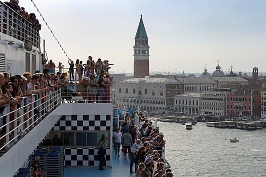 Круизным лайнерам запретили приближаться к центру Венеции