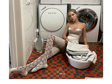 Атласный корсет, чулки и стиральные машины: Погребняк сняла себя в стиле рекламы Gucci