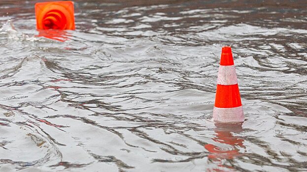 В регионе РФ прорвало дамбу: вода течет в поселок