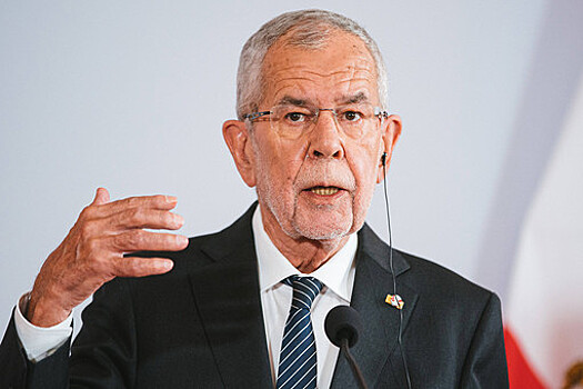 Президент Австрии Ван дер Беллен передал игрушку для покусавшей его собаки