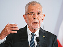 Президент Австрии Ван дер Беллен передал игрушку для покусавшей его собаки
