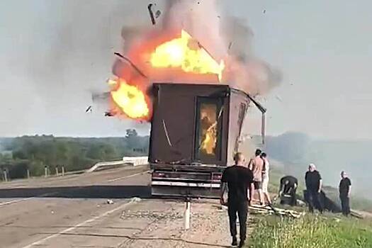 Ударные дроны, вылетавшие из фур, атаковали военные аэродромы России. Минобороны заявило о теракте и раскрыло последствия