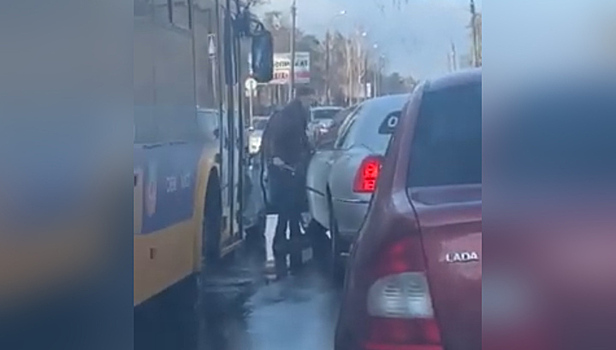 Водителя лимузина избили молотком на глазах у десятков очевидцев. Видео