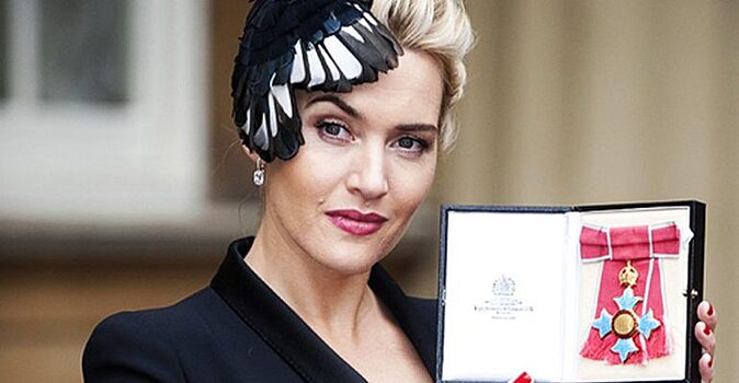 Нашла, чему завидовать: Кейт Уинслет рассмотрела королеву Елизавету II