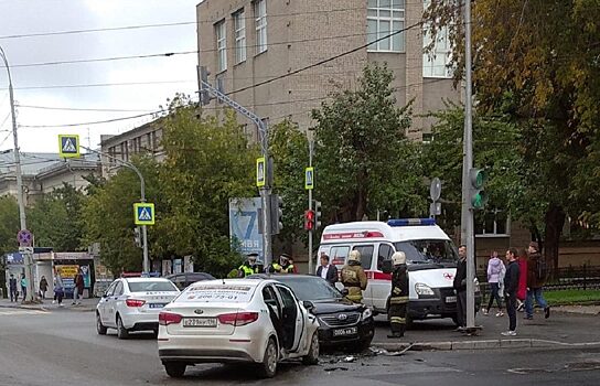 В Екатеринбурге таксист проехал на красный и влетел в иномарку