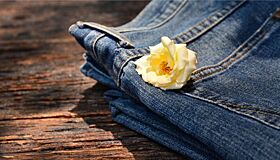 Какие джинсы женщинам старше 50 лет лучше не носить