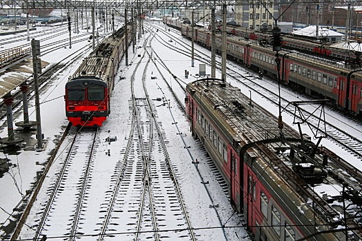 В Новосибирске в Ленинском районе на станции Клещиха электровоз столкнулся с грузовым поездом