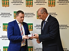 Владимир Быстряков получил удостоверение и значок депутата пензенской гордумы
