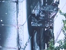Появилось видео, как боец ВС РФ ликвидировал наемника сквозь балкон