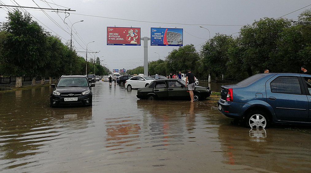 Отмечается, что объем осадков, выпавших в городе за несколько часов 15 июля, превысил норму за полтора месяца