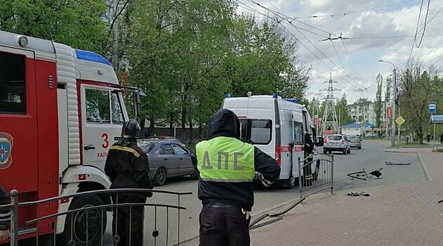 Lada уронила забор на пешехода и поцеловалась со столбом