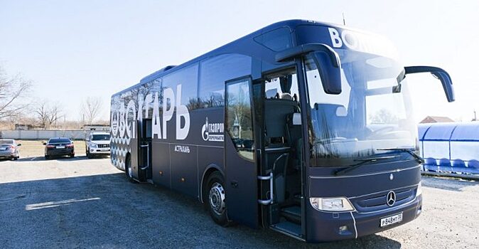 В Астрахани губернатор подарил футбольному клубу комфортабельный автобус