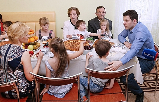 Оставленные в Москве опекунами сироты обрели новых родителей в Калининграде