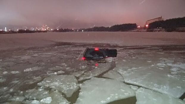 Фото: Внедорожник упал в реку в Санкт-Петербурге