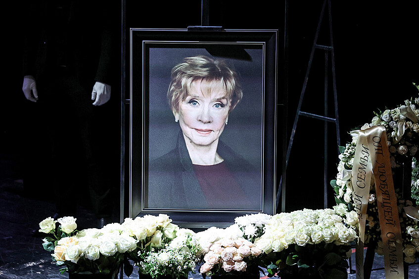 Портрет Веры Алентовой на церемонии прощания с актрисой в Московском драматическом театре имени А. С. Пушкина, 29 декабря 2025 года