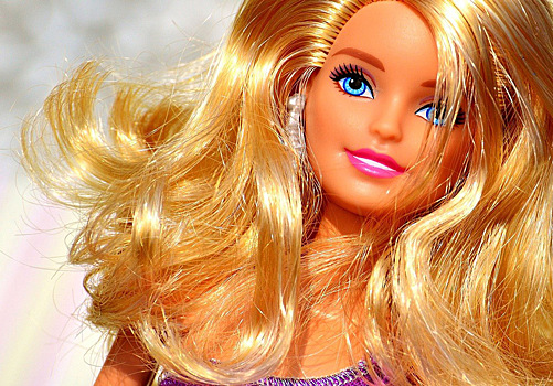 Девушку с кукольной внешностью окрестили «живой Барби», но она для этого ничего не делала