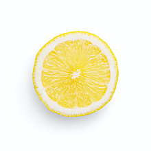 Специалисты Роспотребнадзора рассказали, кому не стоит пить воду с лимоном