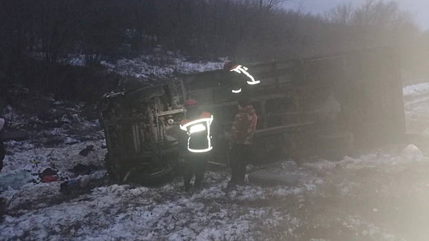 Под Энгельсом перевернулся грузовик. Два человека пострадали