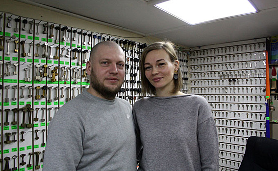 «Клиенты не стесняются»: глухая пара открыла мастерскую в Бердске