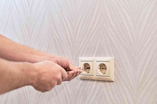 Как спасти обломок провода: лайфхак для замены розетки в старой хрущевке