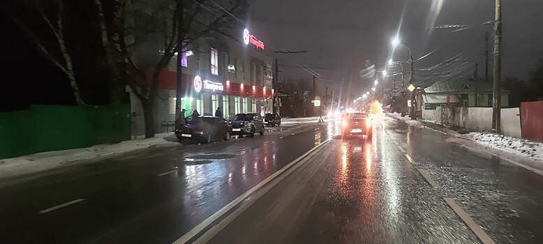 Ремонт люков на улице Малых в Курске завершат в течение трёх дней