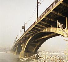 В Иркутске девушка упала с моста