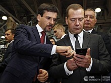 Медведеву подарили российский телефон