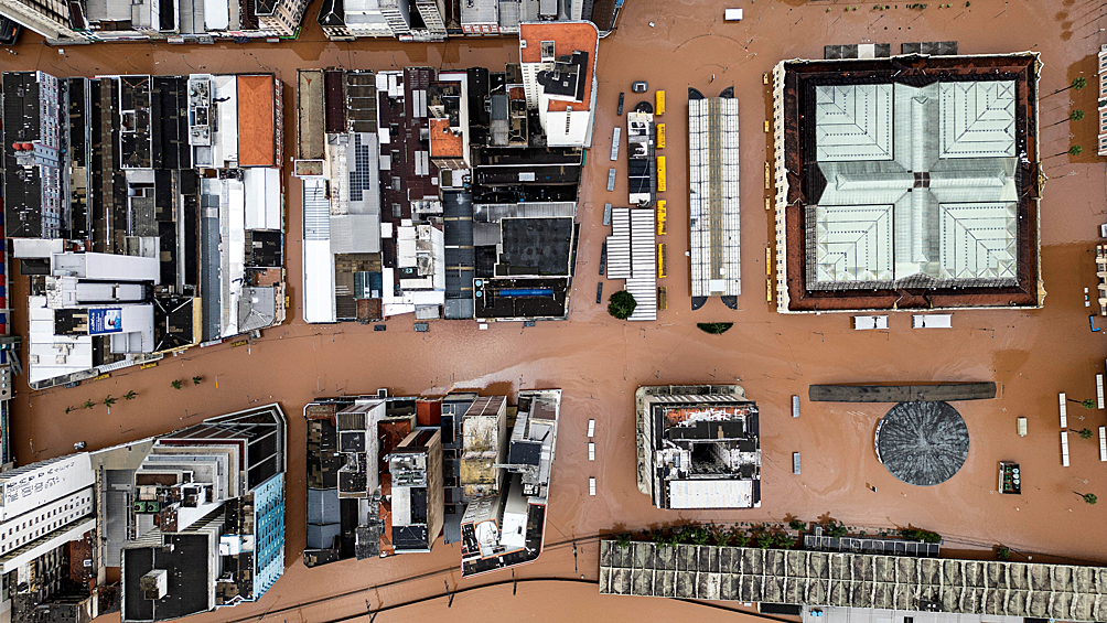 Последствия наводнения в городе Порту-Алегри