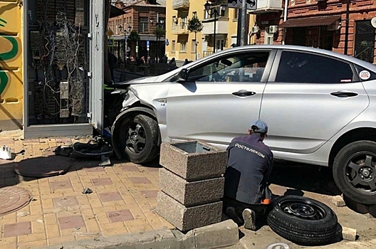 В Ростове электрик оказался заблокирован в колодце после ДТП