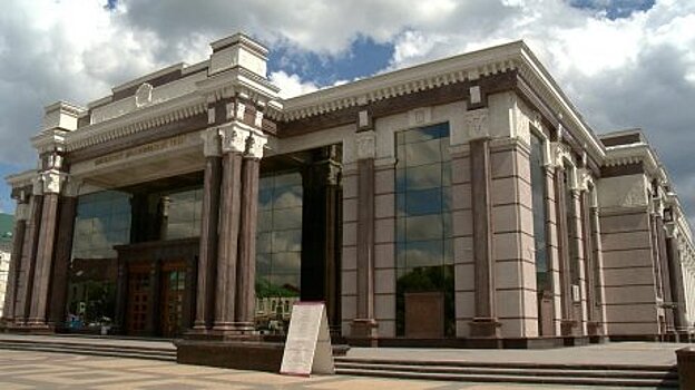 В Пензе ремонтируют ступени у драмтеатра