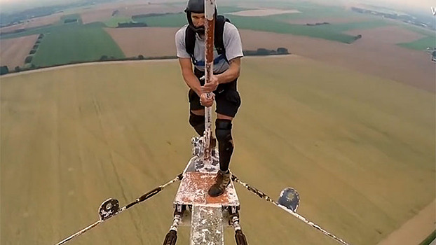 «Трясся, как желе»: парашютист совершил умопомрачительный прыжок с 90-метровой мачты