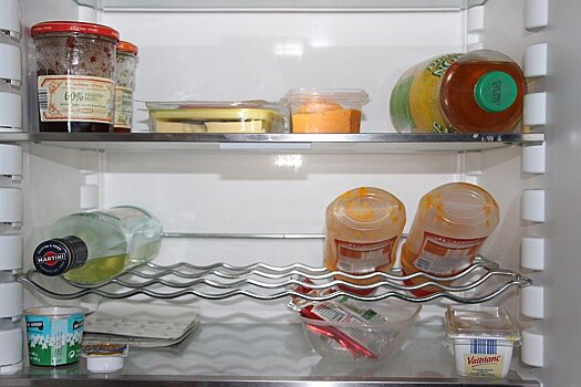 Зачем опытные хозяйки кладут в холодильник мешочек с активированным углем
