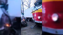 Массовая авария с участием трамвая и 17 машин произошла в Барнауле