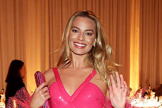 Актриса Марго Робби появилась на публике в мини-юбке