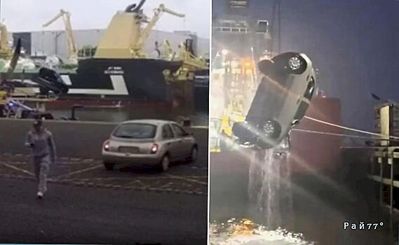 Автомобилист забыл про «ручник» и утопил в море свою малолитражку