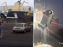 Автомобилист забыл про «ручник» и утопил в море свою малолитражку