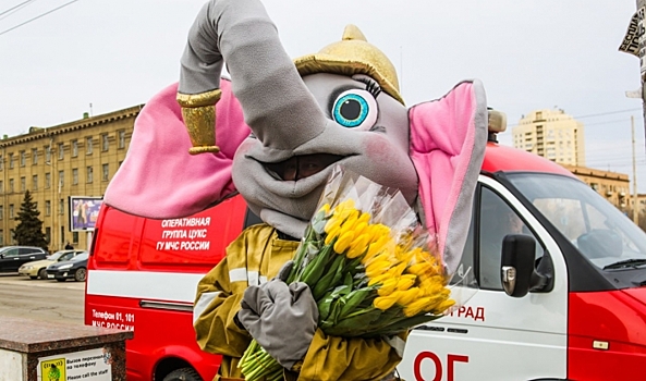 Пожарные поздравили жительниц Волгоградской области с 8 Марта