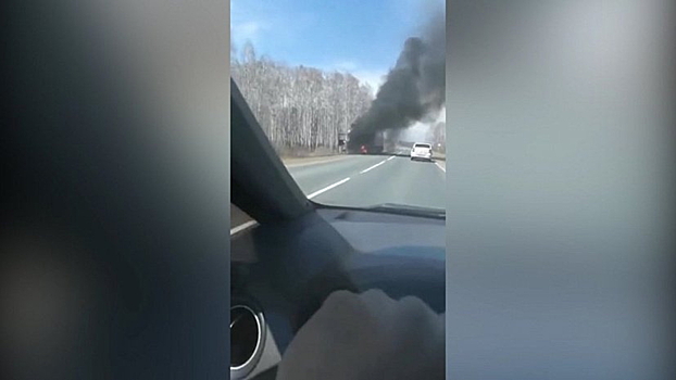 В Челябинске на трассе сгорел большегруз