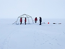 Полярники дрейфующей станции СП-42 развернули лагерь на новой льдине