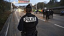 На севере Франции участники акции "желтых жилетов" ранили семь полицейских