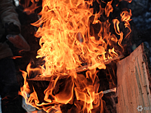 Дети в огненном плену: в Красноярске полностью сгорел двухэтажный дом